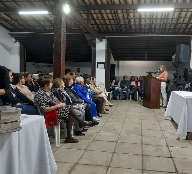 api-modulos/fotos/img/galeria_cat_culturais_528/528/13348/LANÇAMENTO DO LIVRO ENTRELAÇANDO VIDAS E MEMÓRIAS NA TRAVESSIA DO - Copia.jpg